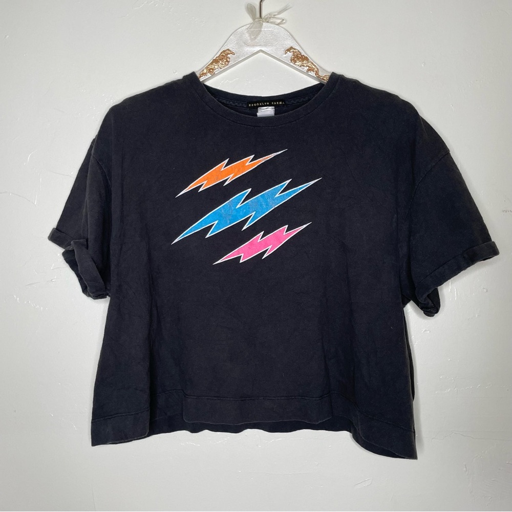 BROOKLYN KARMA LIGHTENING BOLT CROP SHORT SLEEVE SHIRT